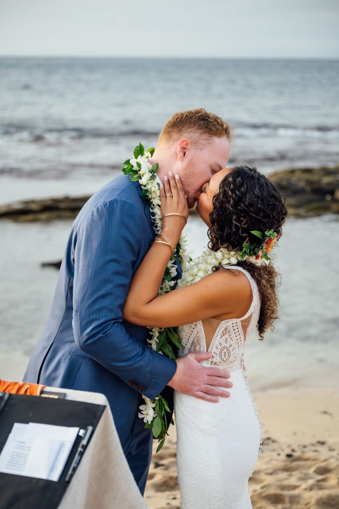 first kiss during an elopement in hawaii