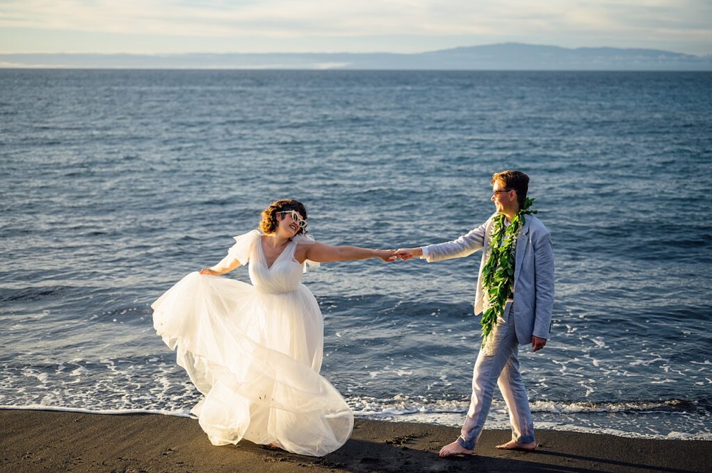 newlyweds dancing