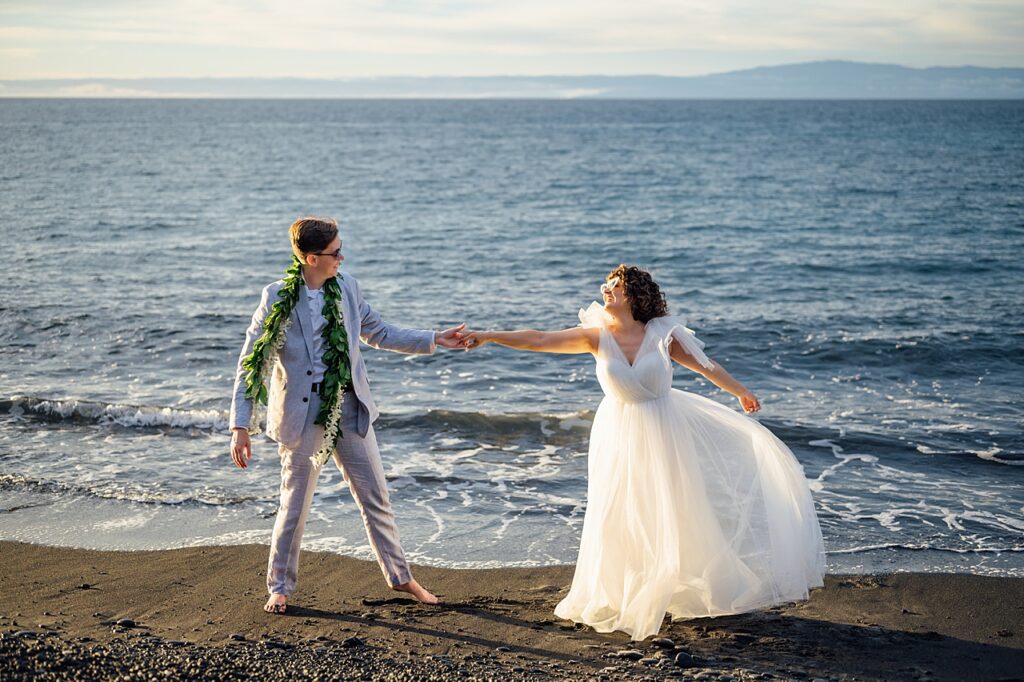 newlyweds dancing